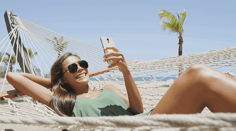Menina usando o celular à vontade em Cancún