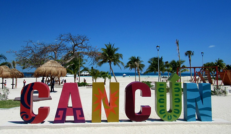 Letreiro na Playa Langosta em Cancún