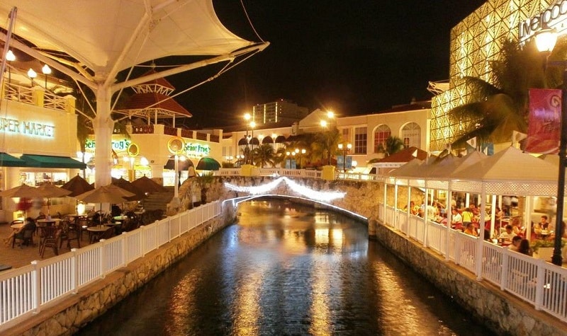 Shopping La Isla de noite - Cancún