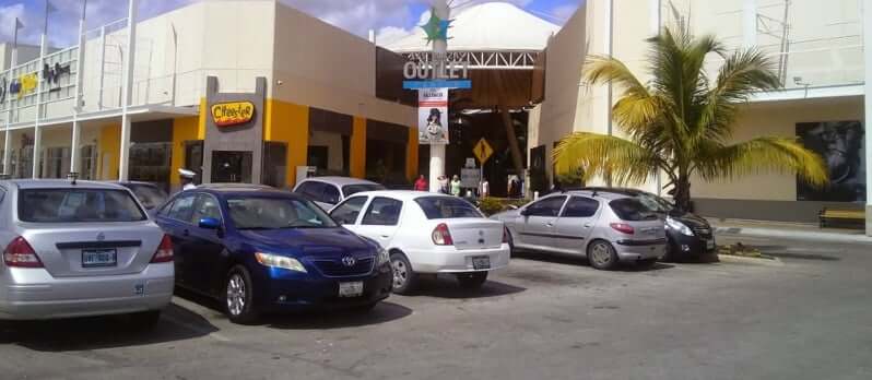 Estacionamento no Las Plazas Outlet em Cancún