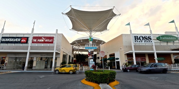 Fachada do Las Plazas Outlet em Cancún