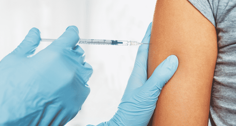 Pessoa tomando vacina no braço