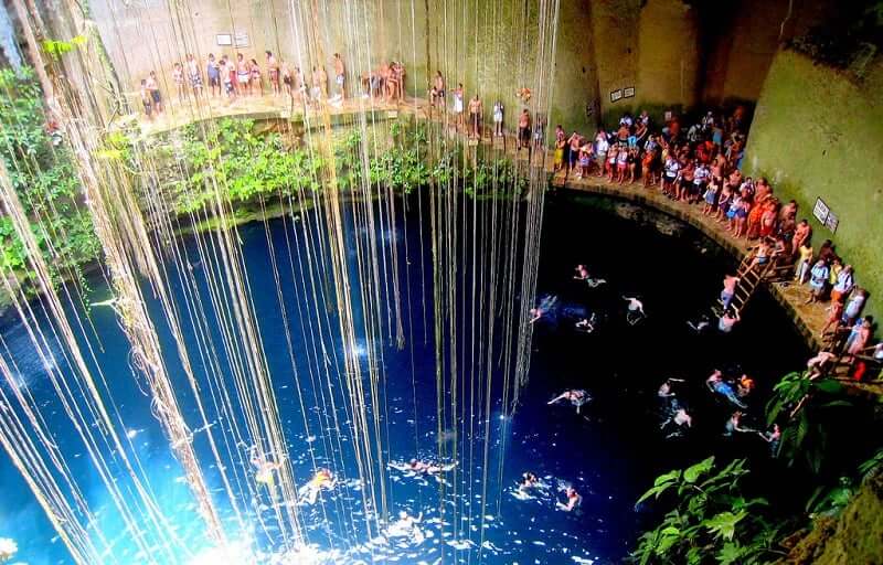 Turistas em cenote de Tulum no México