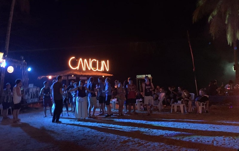 Praia à noite em Cancún
