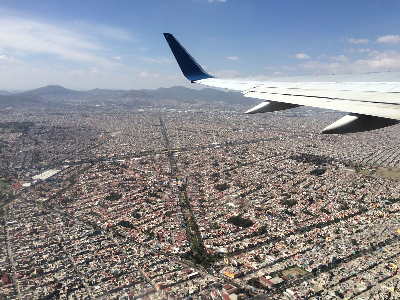 Avião sobrevoando a Cidade do México 