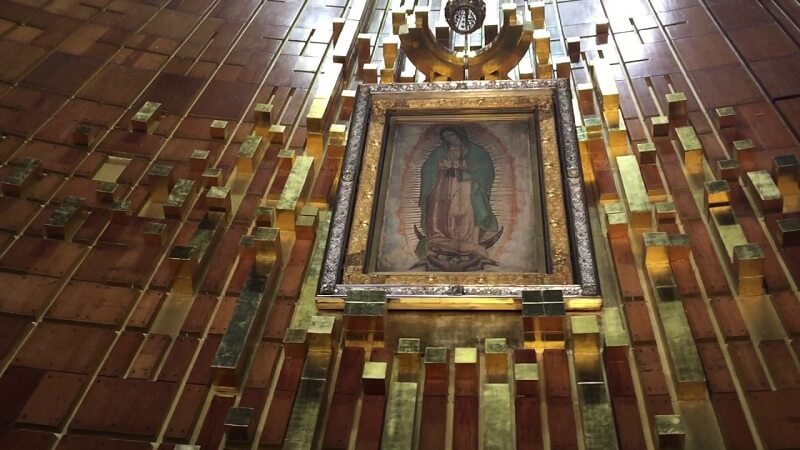 Interior da Basílica de Guadalupe na Cidade do México 