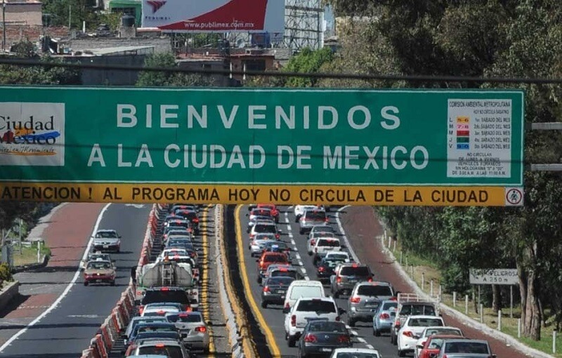 Placa de trânsito em espanhol na Cidade do México