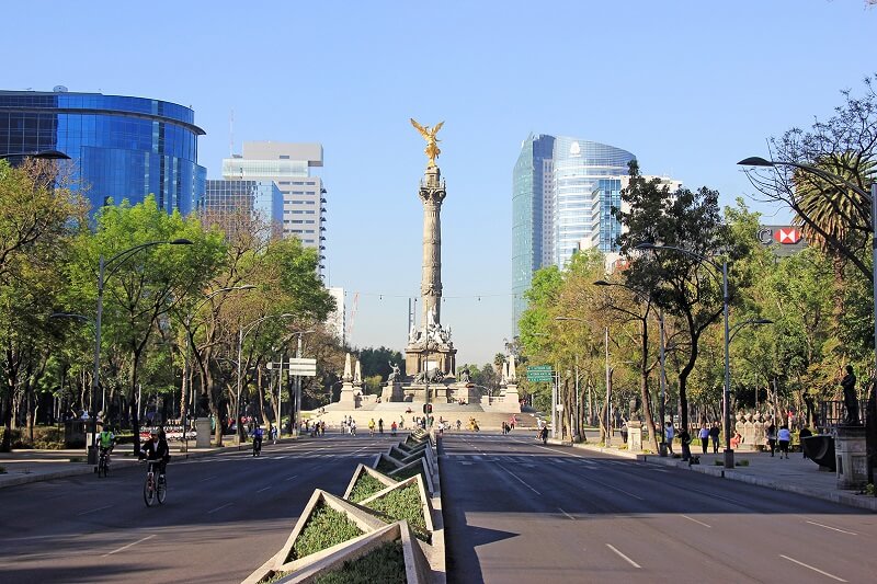 Verão na Avenida Paseo de La Reforma na Cidade do México