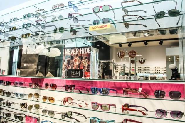 Compras de óculos escuros no shopping Centro Santa Fé na Cidade do México 