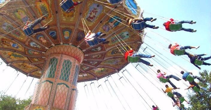 Crianças no Parque Six Flags na Cidade do México