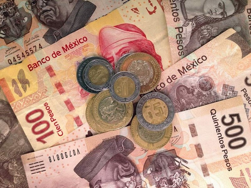 Economia nos dólares e pesos em Acapulco no México