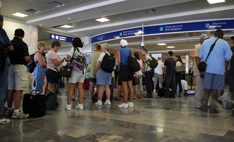 Turistas em aeroporto de Cancún