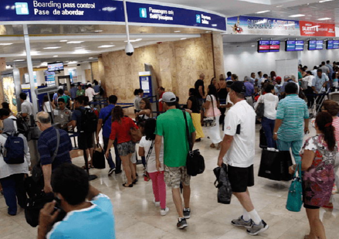 Turistas em aeroporto de Cancún no México