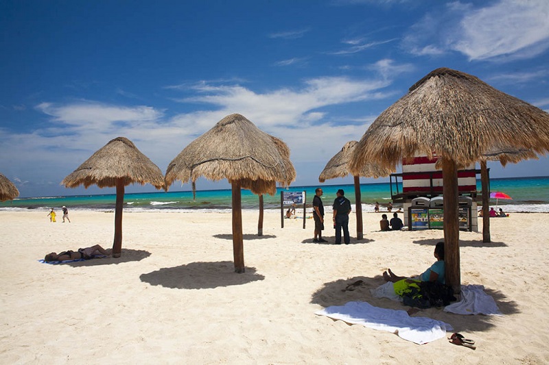 Sombreiros na praia Chac Mool em Cancún