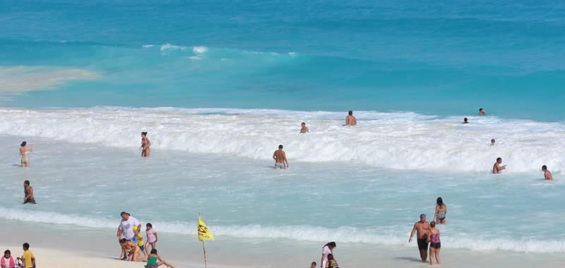 Turistas na praia Punta Cancún em Cancún
