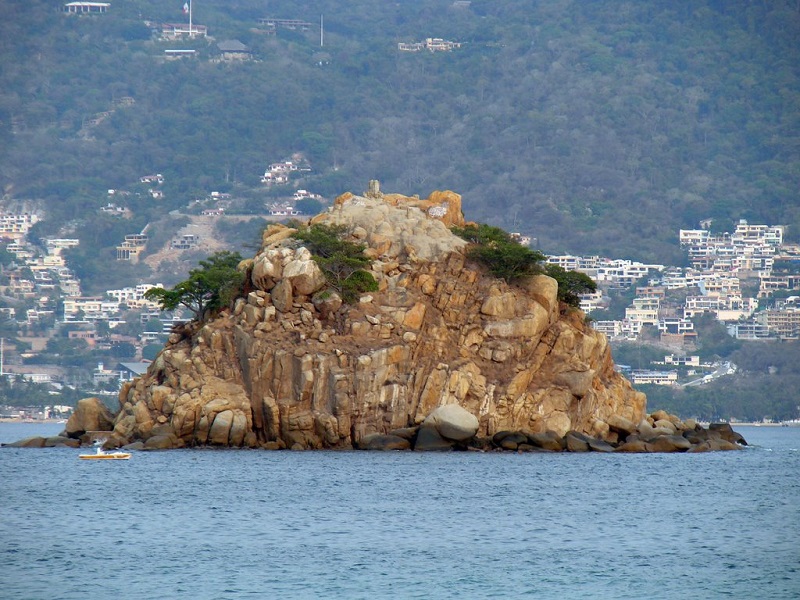 Farrallón del Obisco na praia La Condesa em Acapulco