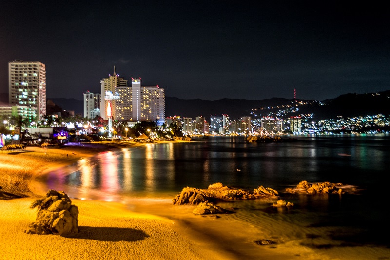 Noite na praia La Condesa em Acapulco
