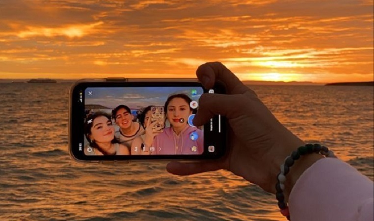 Amigos fazendo selfie em praia