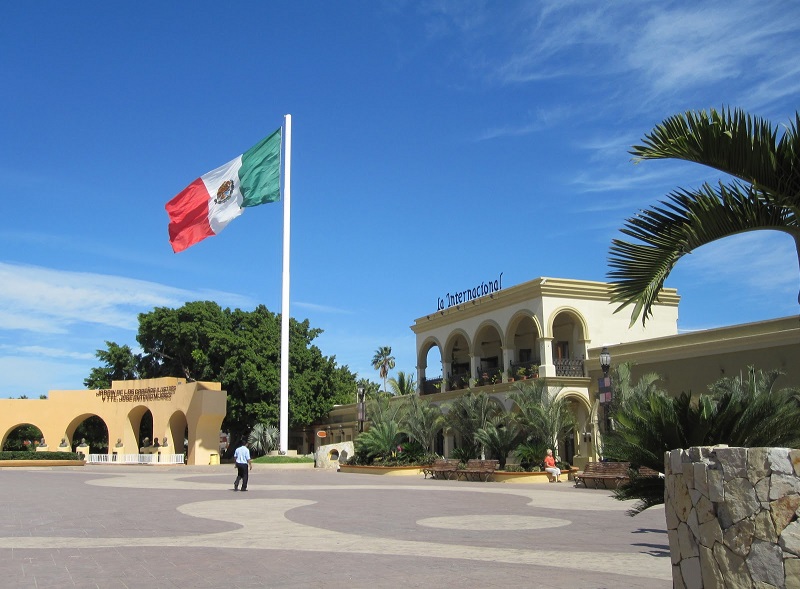 Bandeira do México na Plaza Mijares em Los Cabos