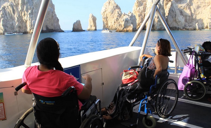 Deficientes físicos no barco para o passeio até o El Arco em Los Cabos
