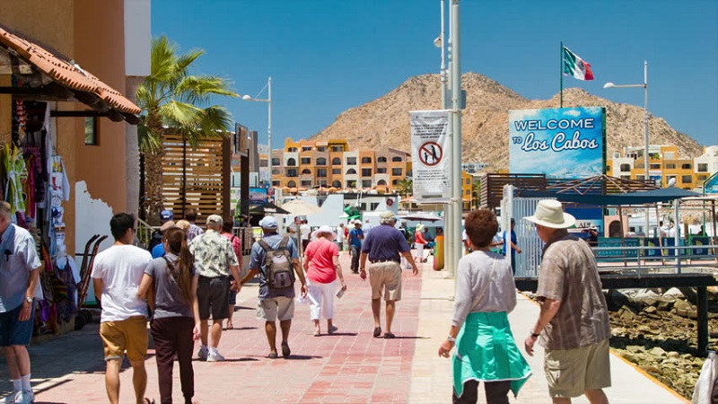 Pessoas andando em Los Cabos