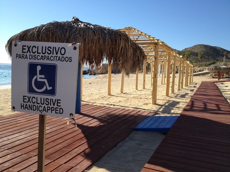 Placa de acessibilidade para deficientes físicos na Chileno Bay em Los Cabos
