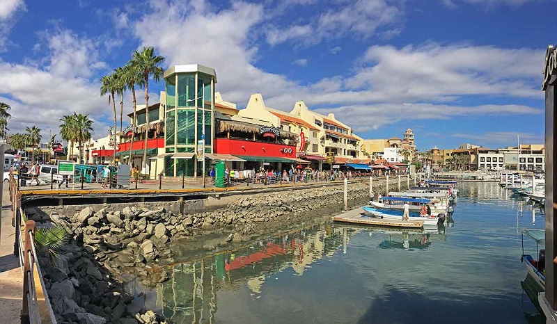 Área externa do Shopping Plaza Bonita em Los Cabos
