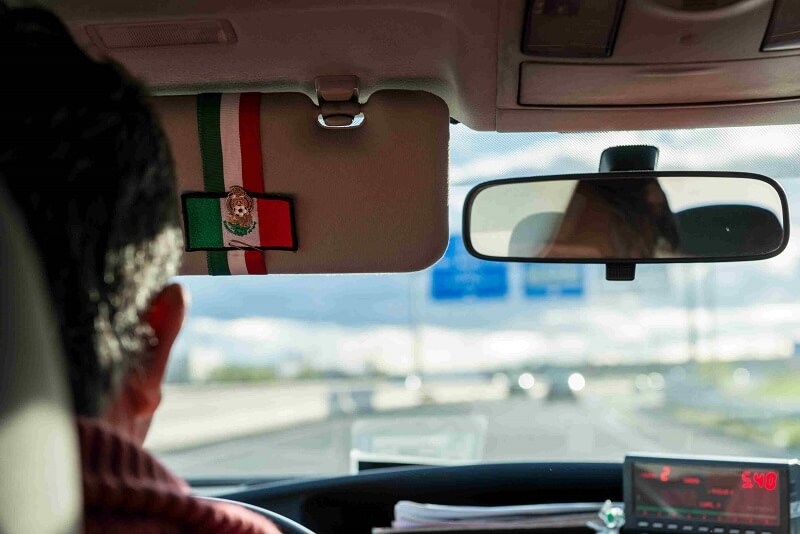 Homem dirigindo um carro no México