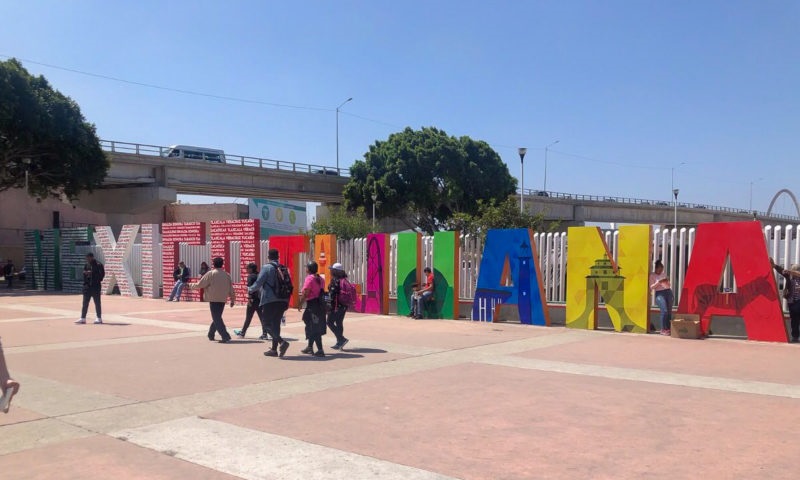 Pessoas caminhando por Tijuana no México