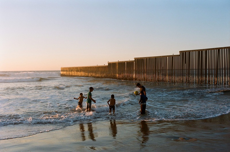 Pessoas curtindo a praia em Tijuana