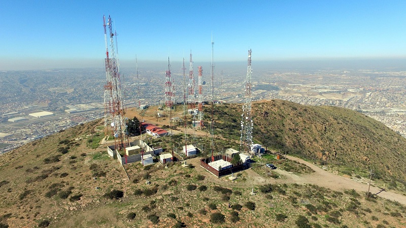 Antenas de rádio e televisão no Cerro Colorado em Tijuana