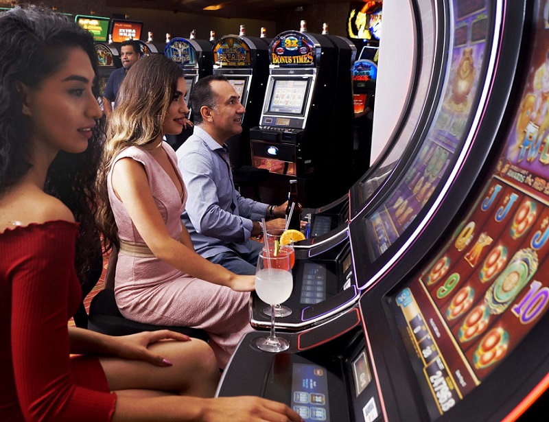 Pessoas jogando no Casino Caliente em Tijuana