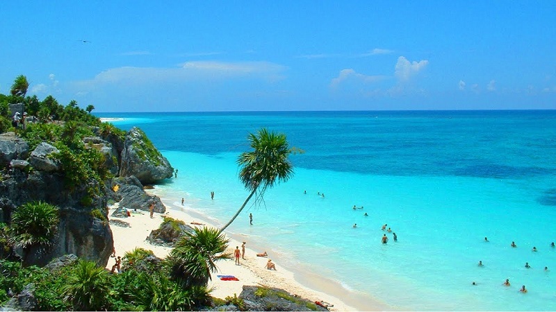 Mar azul cristalino de praia em Cancún