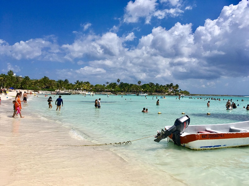 Pessoas curtindo a Playa Akumal em Riviera Maya