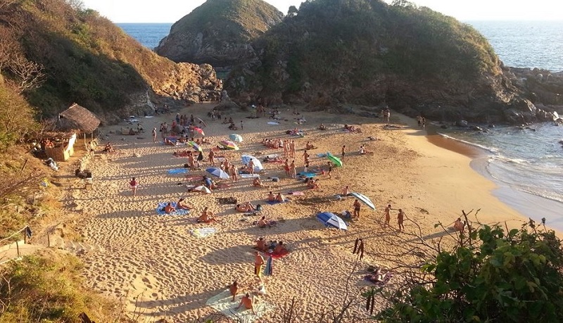 Pessoas curtindo a Playa Mazunte em Puerto Escondido