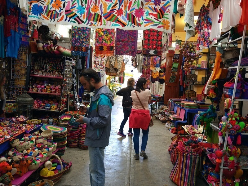 Turistas fazendo compras de lembrancinhas e souvenirs na Cidade do México