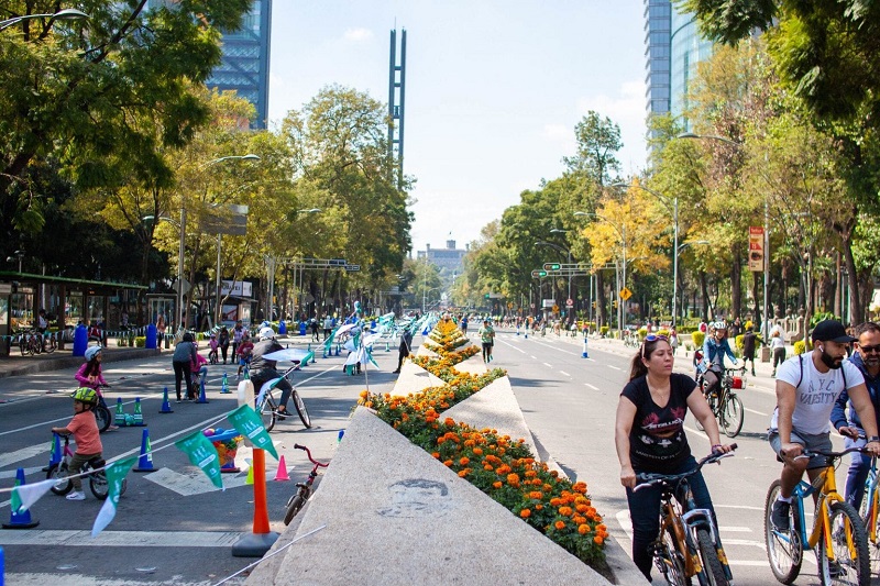 Pessoas andando de bicicleta na Avenida Paseo de La Reforma