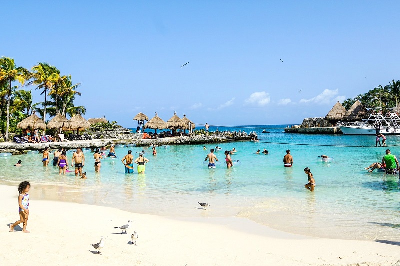 Turistas curtindo praia de Cancún
