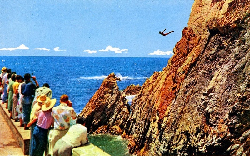 Turistas apreciando salto em La Quebrada - Acapulco