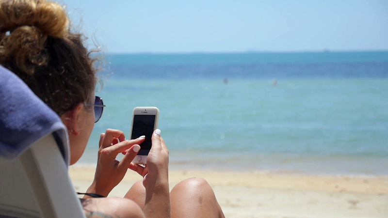 Menina usando o celular em Playa del Carmen