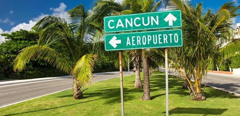 Placa indicando o aeroporto em Cancún