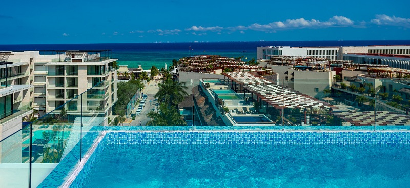 Hotel com piscina de borda infinita e vista para Playa del Carmen