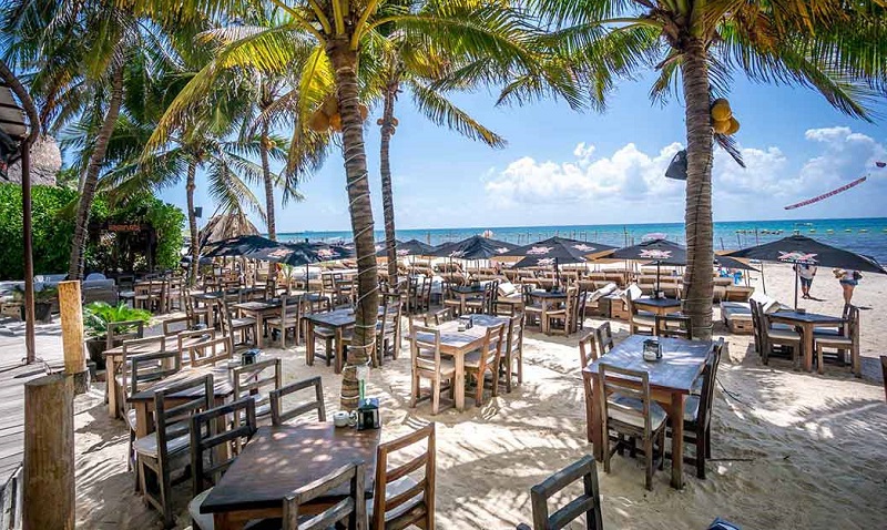 Restaurante na beira da praia em Playa del Carmen