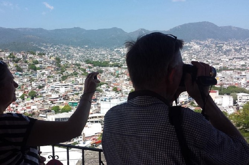Idosos apreciando vista de Acapulco