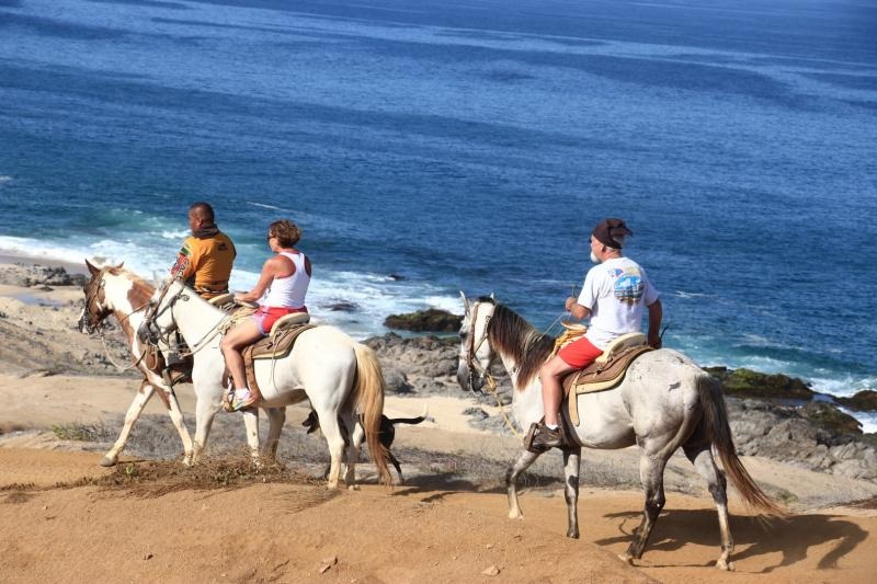 Turistas andando a cavalo em Los Cabos