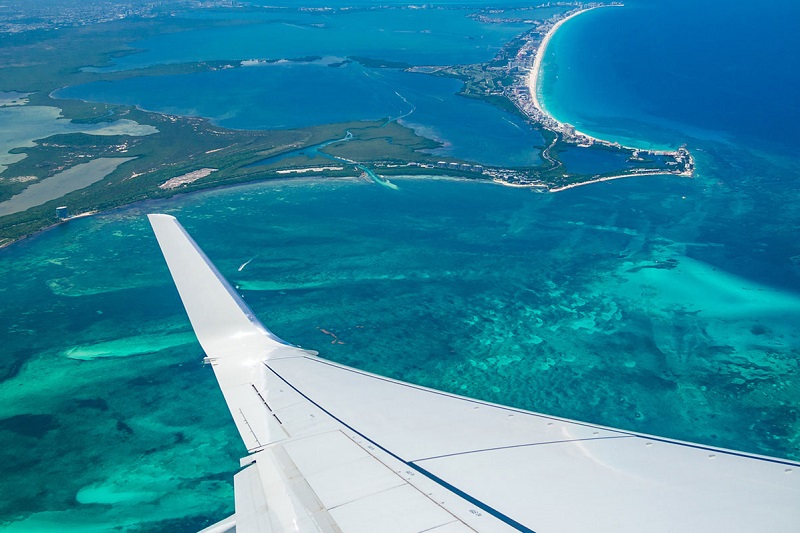Avião sobrevoando em Cancún