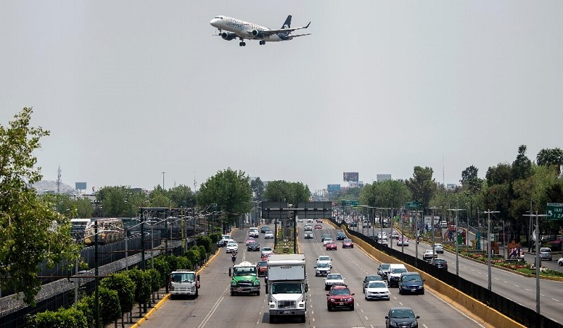 Avião decolando na Cidade do México