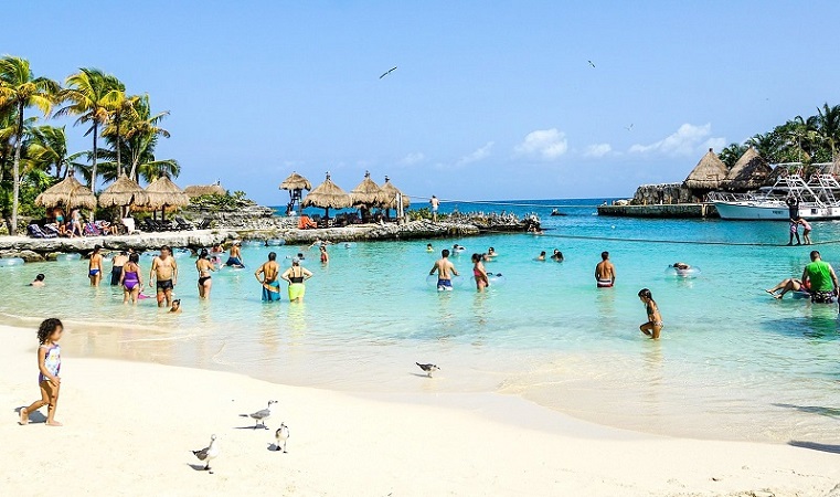 Turistas curtindo viagem em Cancún