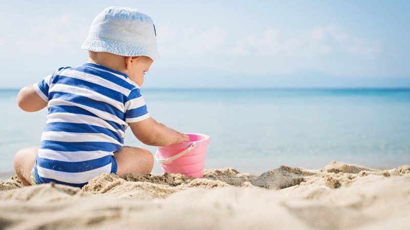 Criança curtindo praia em Playa del Carmen