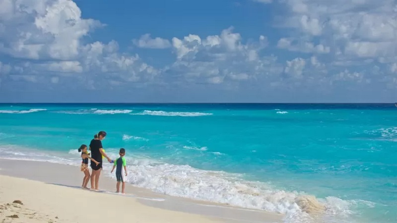 Família curtindo a praia Delfines em Cancún
